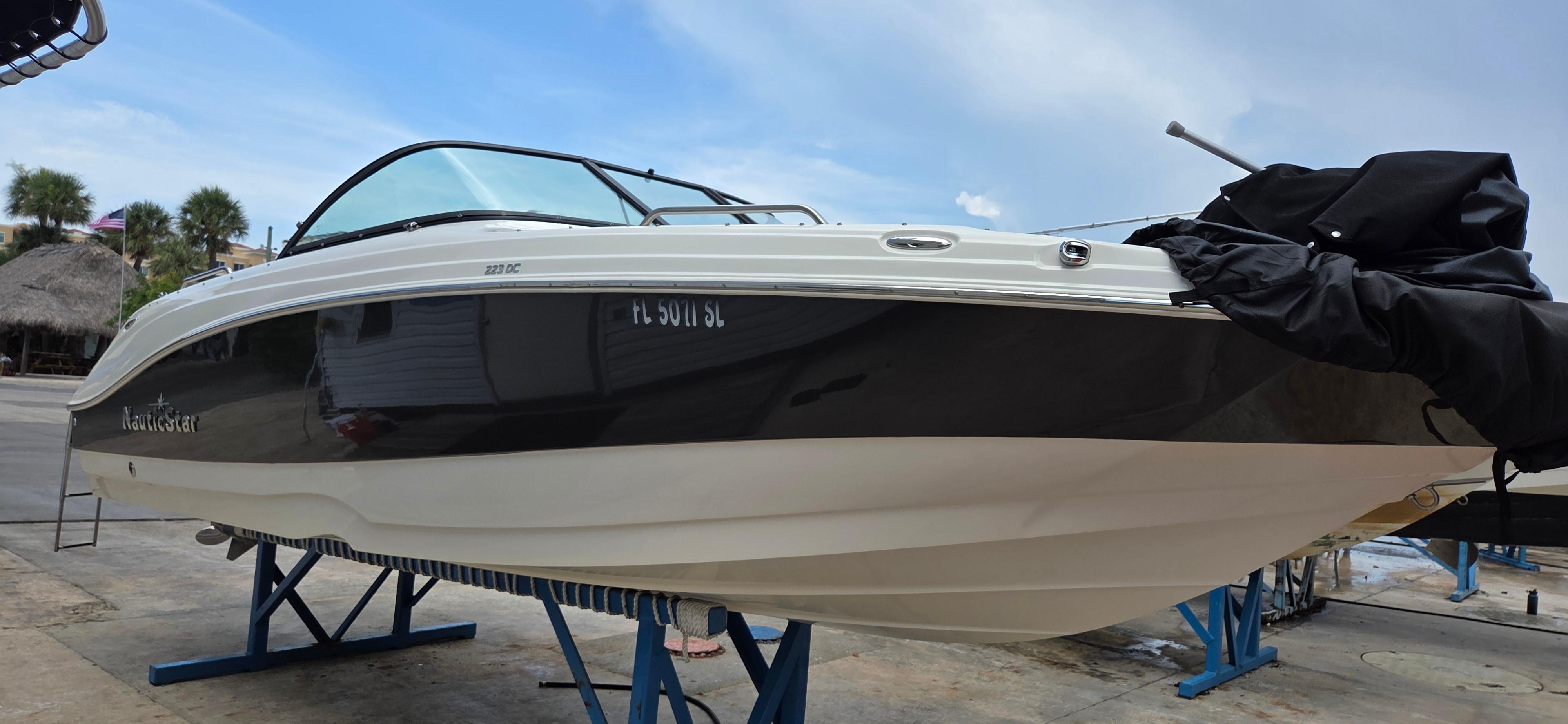 2019 NauticStar 223DC Sport Deck