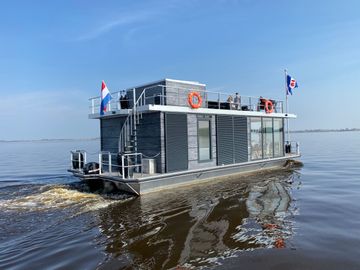 2020 VaarAppartement 'Black Pearl' Houseboat - Panoramahut