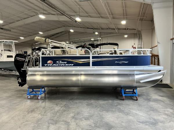 Sun Tracker Bass Buggy® 16 XL Select 2025 Sun Tracker Bass Buggy® 16 XL Select pontoon boat in a showroom.