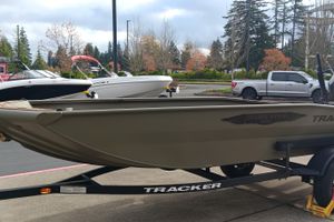 Tracker Grizzly 1650 T Prairie Wings Edition 2026 Tracker Grizzly 1650 T Prairie Wings Edition boat on trailer, outdoor display.