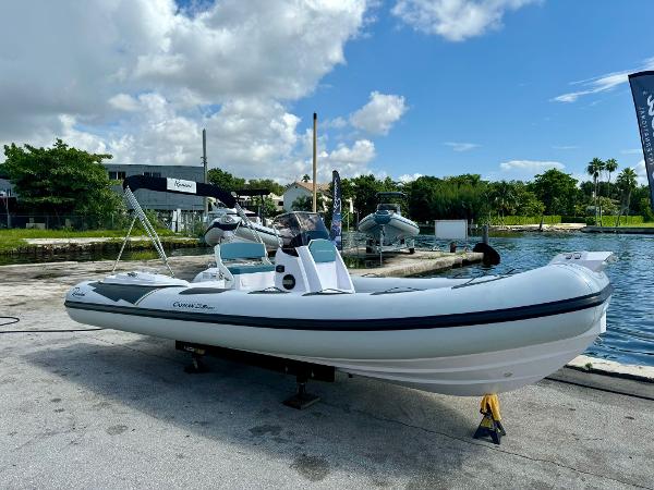 Ranieri CAYMAN 21 SPORT 2023 Ranieri CAYMAN 21 SPORT boat docked by a scenic waterfront.