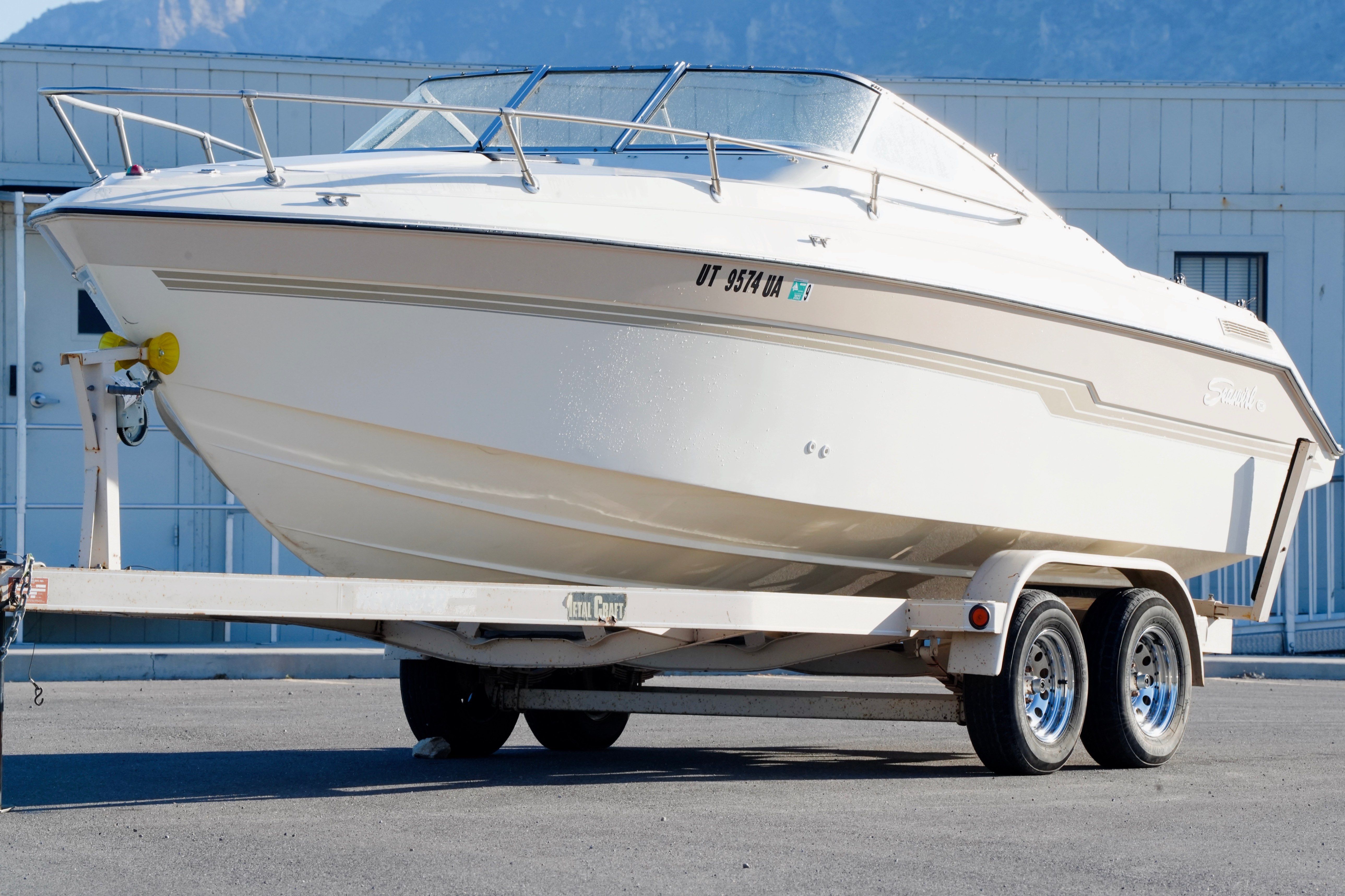 1997 Seaswirl 230 Cuddy Cabin