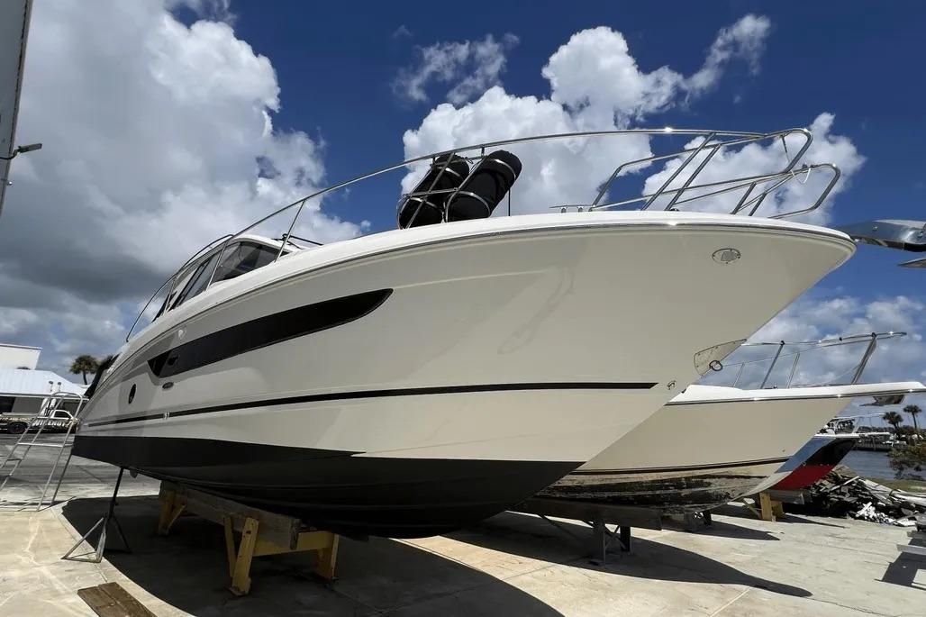 2018 Sea Ray Sundancer 350 Coupe