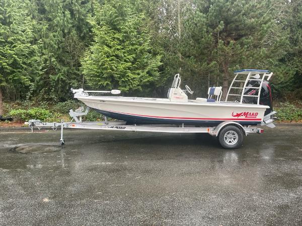 Mako Mako 18 Pro Skiff Patriot Edition 2025 Mako 18 Pro Skiff Patriot Edition on trailer, parked outdoors.