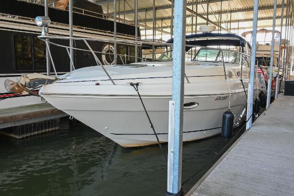 Rinker 330 Fiesta Vee 2000 Rinker Fiesta Vee 330 boat docked in a marina.