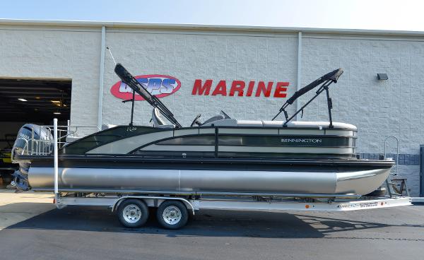 Bennington 25 RSB Swingback 2023 Bennington 25 RSB Swingback pontoon boat on trailer outside dealership.