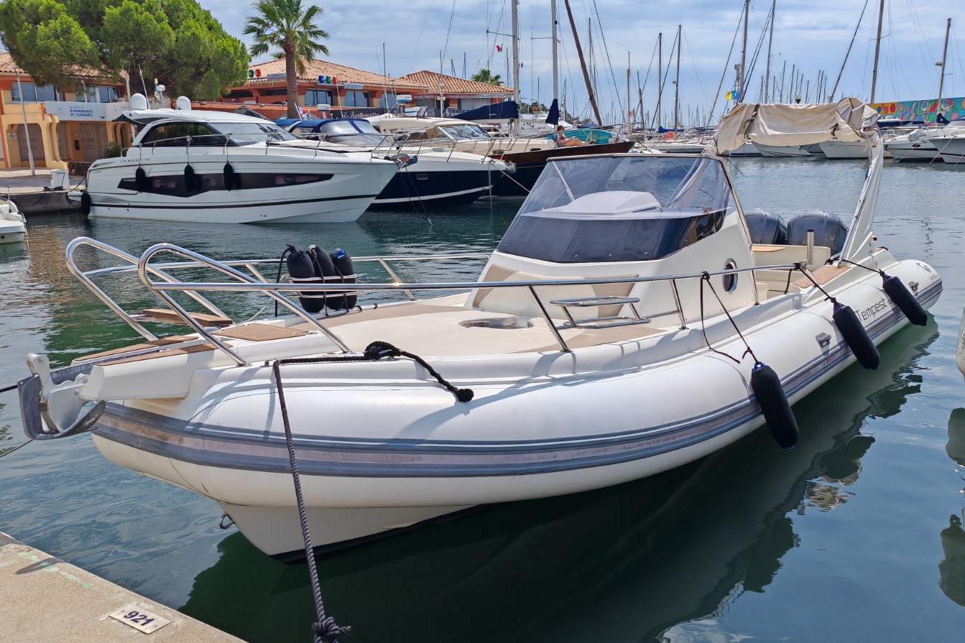 Capelli Tempest 1000 WA 2017 Capelli Tempest 1000 WA boat docked in a marina, surrounded by other vessels.