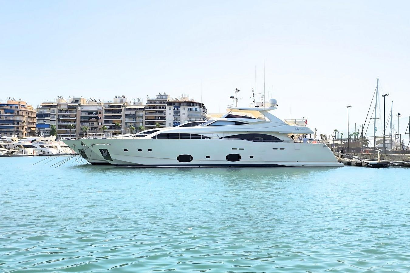 2009 Ferretti Yachts Custom Line 97