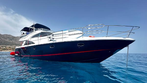 Fairline 58 2008 Fairline 58 yacht on clear blue water, showcasing sleek design and luxury features.