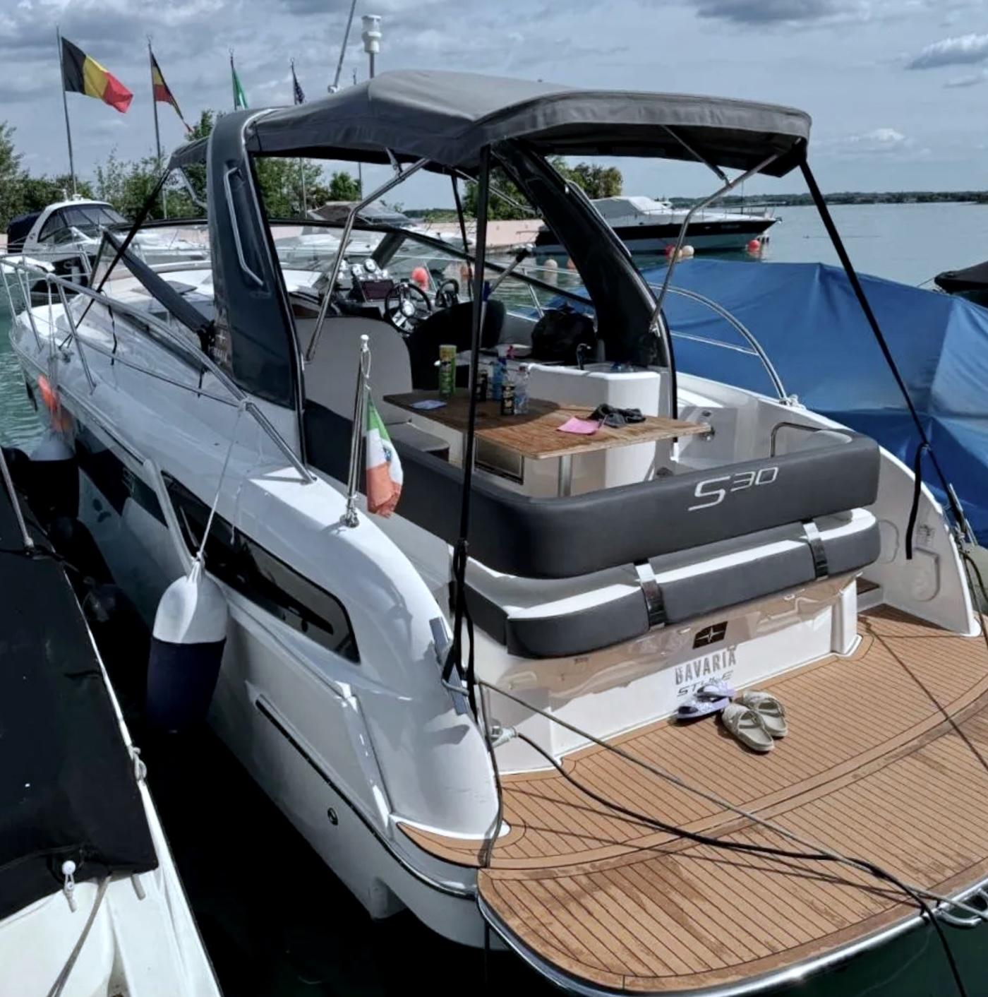 Bavaria S30 Open Bavaria S30 Open 2021 yacht docked, featuring sleek design and spacious deck area.