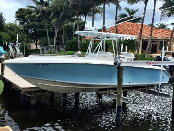 Jupiter FS 2005 Jupiter FS boat docked near waterfront homes with palm trees.
