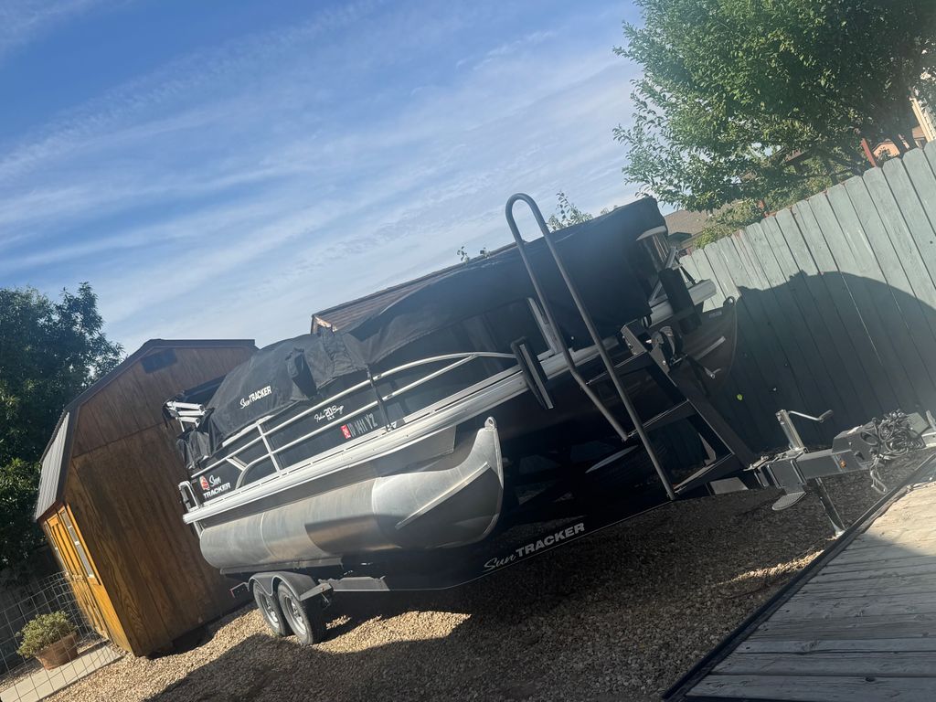 2019 Sun Tracker Fishin' Barge 20 DLX