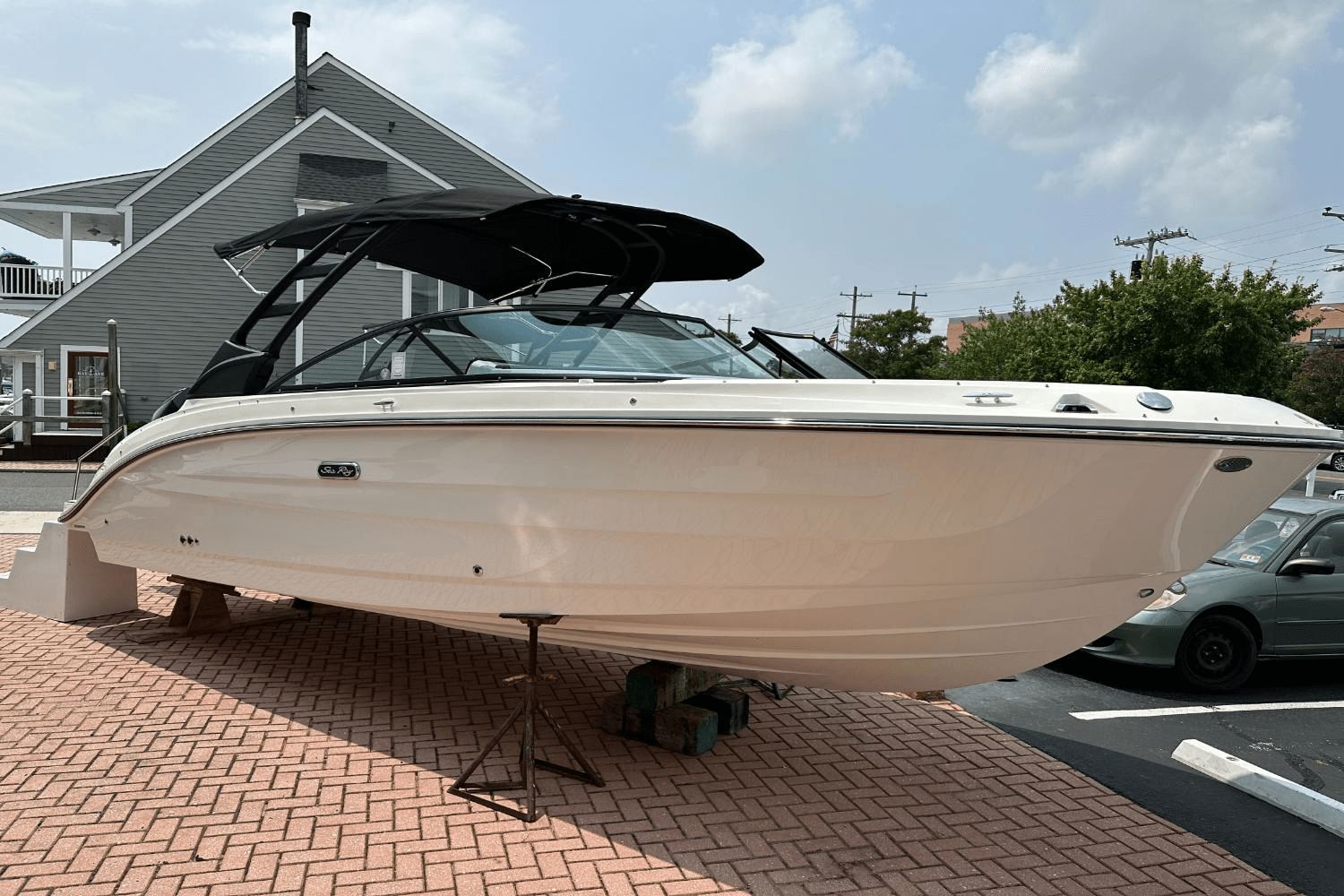 2025 Sea Ray SDX 250 Outboard