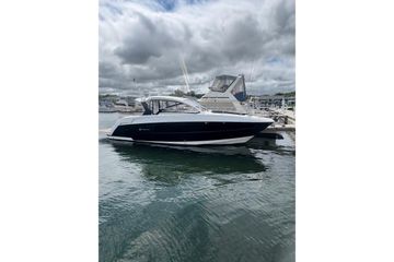 2017 Cruisers Yachts 39 Express Coupe