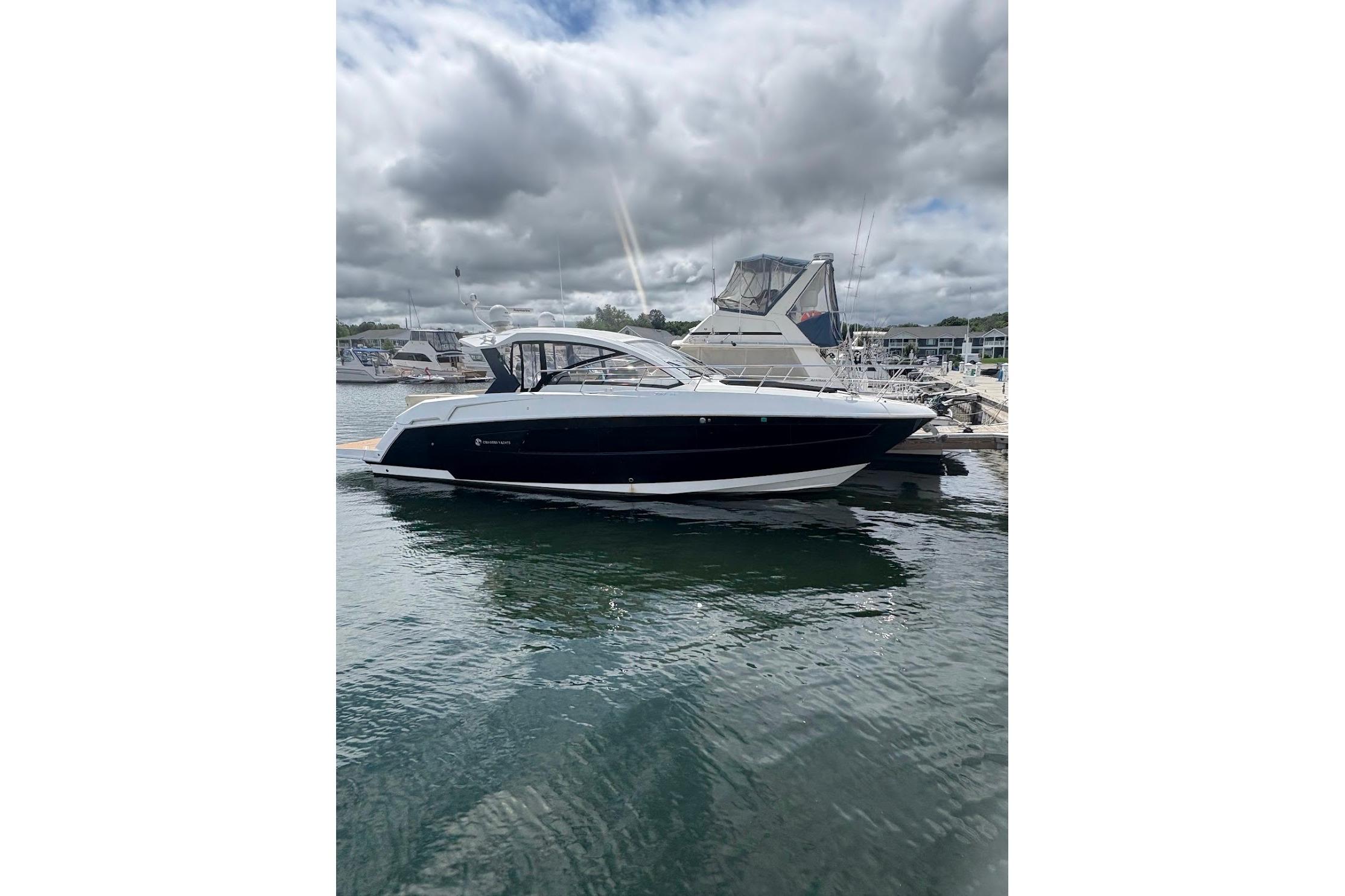 2017 Cruisers Yachts 39 Express Coupe