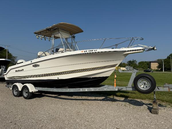 2000 Wellcraft 230 Fisherman
