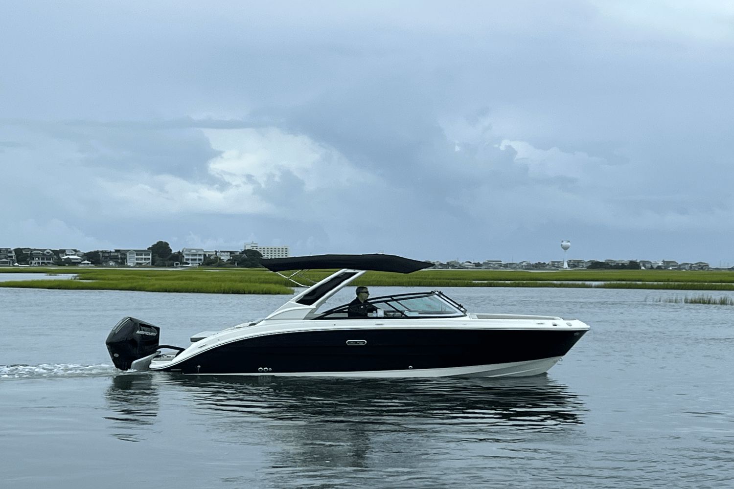 2025 Sea Ray SDX 250 Outboard