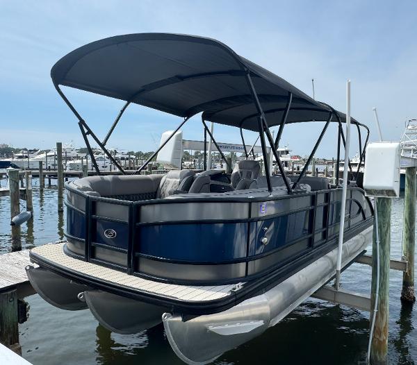 Barletta L25UE 2021 Barletta L25UE pontoon boat docked with canopy, in a marina setting.
