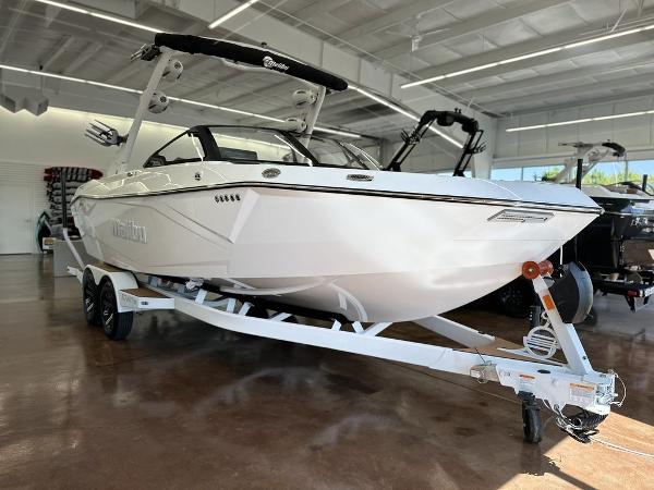 2025 Malibu 23 LSV