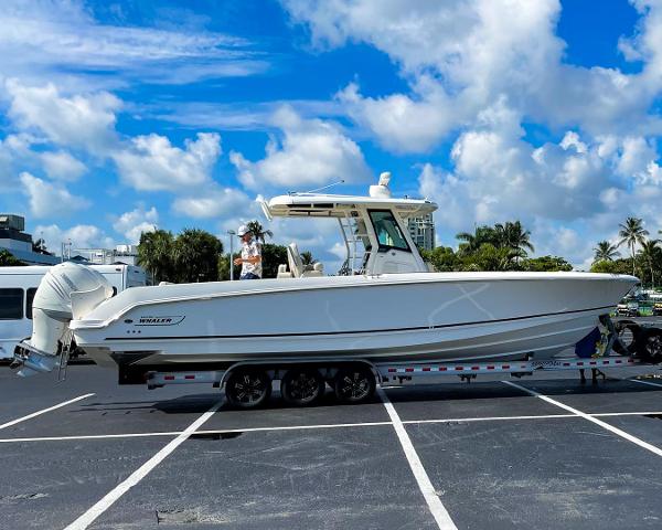 2018 Boston Whaler 330 Outrage