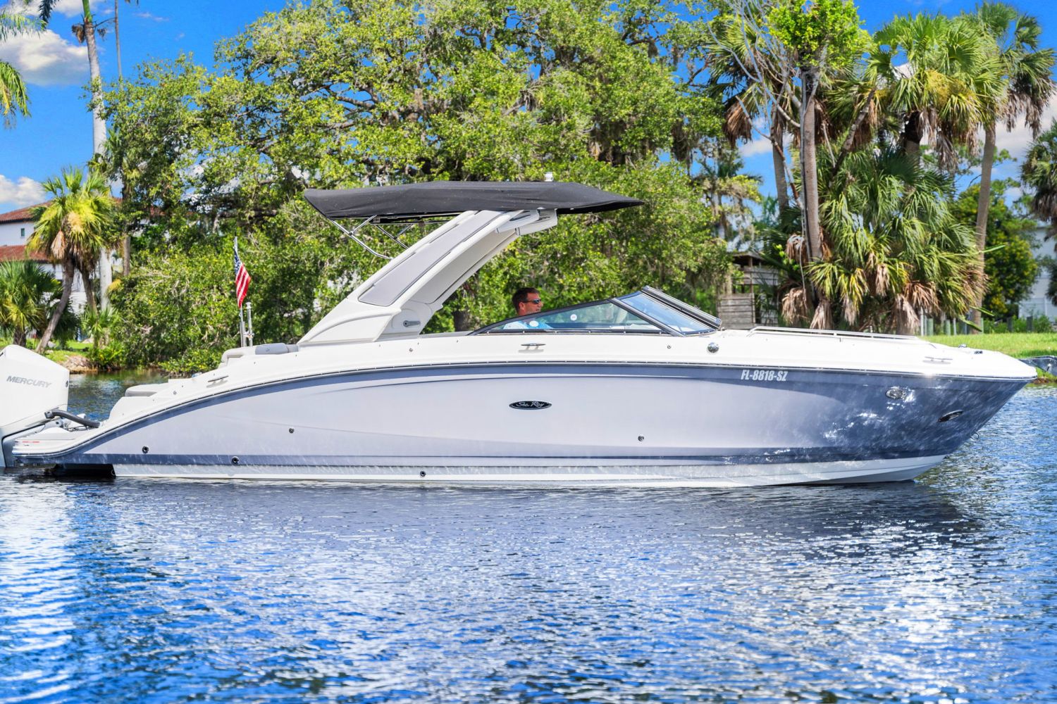 2021 Sea Ray 270 Sundeck Outboard