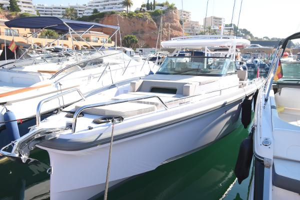 2023 Axopar 37 Sun-Top