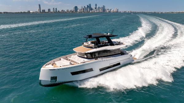 Pardo Yachts E72 2025 Pardo Yachts E72 cruising on open water with city skyline in background.