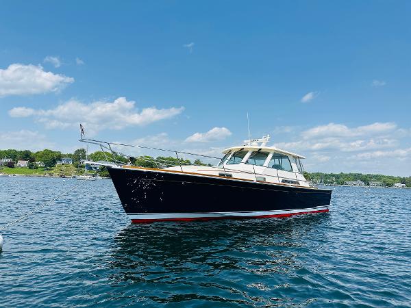 Sabre Sabre 42 Express Hdtp My 2008 Sabre 42 Hardtop Express yacht on calm water under blue sky.