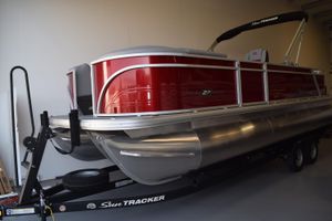 Sun Tracker Party Barge 22 RF XP3 2026 Sun Tracker Party Barge 22 RF XP3 pontoon boat in showroom.
