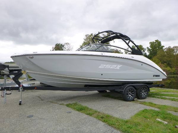 Yamaha Boats 252XE 2024 Yamaha Boats 252XE on trailer, sleek design, ready for water adventures.