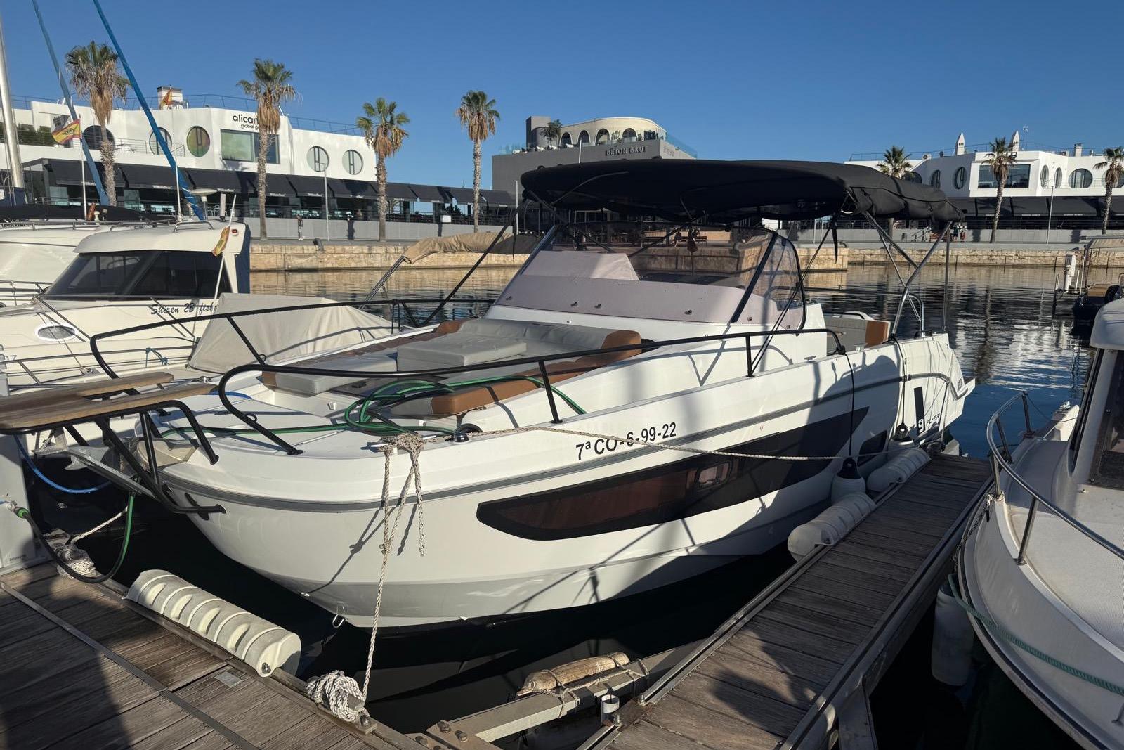 Beneteau Flyer 9 SUNdeck 2021 Beneteau Flyer 9 SUNdeck boat docked in a marina under clear blue skies.