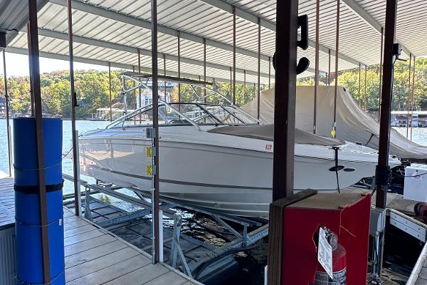 Regal 2700 Bowrider 2007 Regal 2700 Bowrider boat docked in a covered marina.