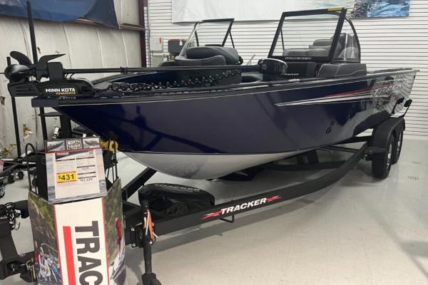 Tracker Targa V-19 Combo 2024 Tracker Targa V-19 Combo boat on display in showroom.
