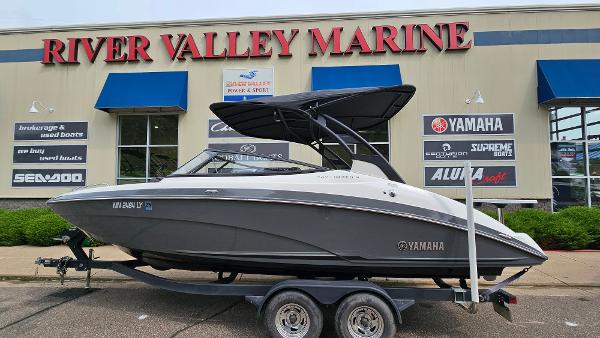 Yamaha Boats 242 LIMITED S E SERIES 2019 Yamaha 242 LIMITED S E Series boat at River Valley Marine dealership.