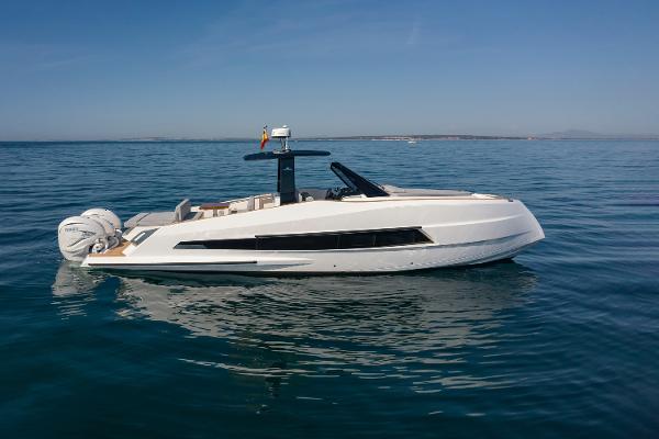 2025 Astondoa 377 Coupe Outboard