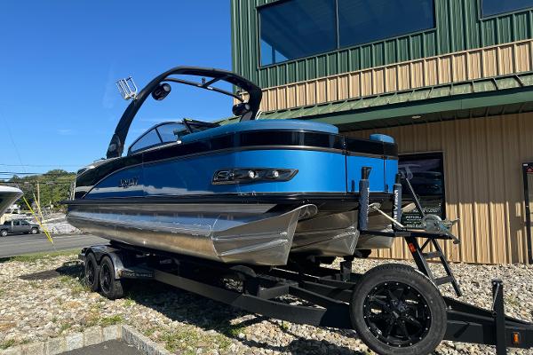 Tahoe Waketoon 23 FT 2025 Tahoe Waketoon 23 FT boat on trailer, parked outside a building.