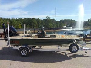Mako 18 Pro Skiff Backwater Edition 2025 Mako 18 Pro Skiff Backwater Edition on trailer near a pond with fountain.