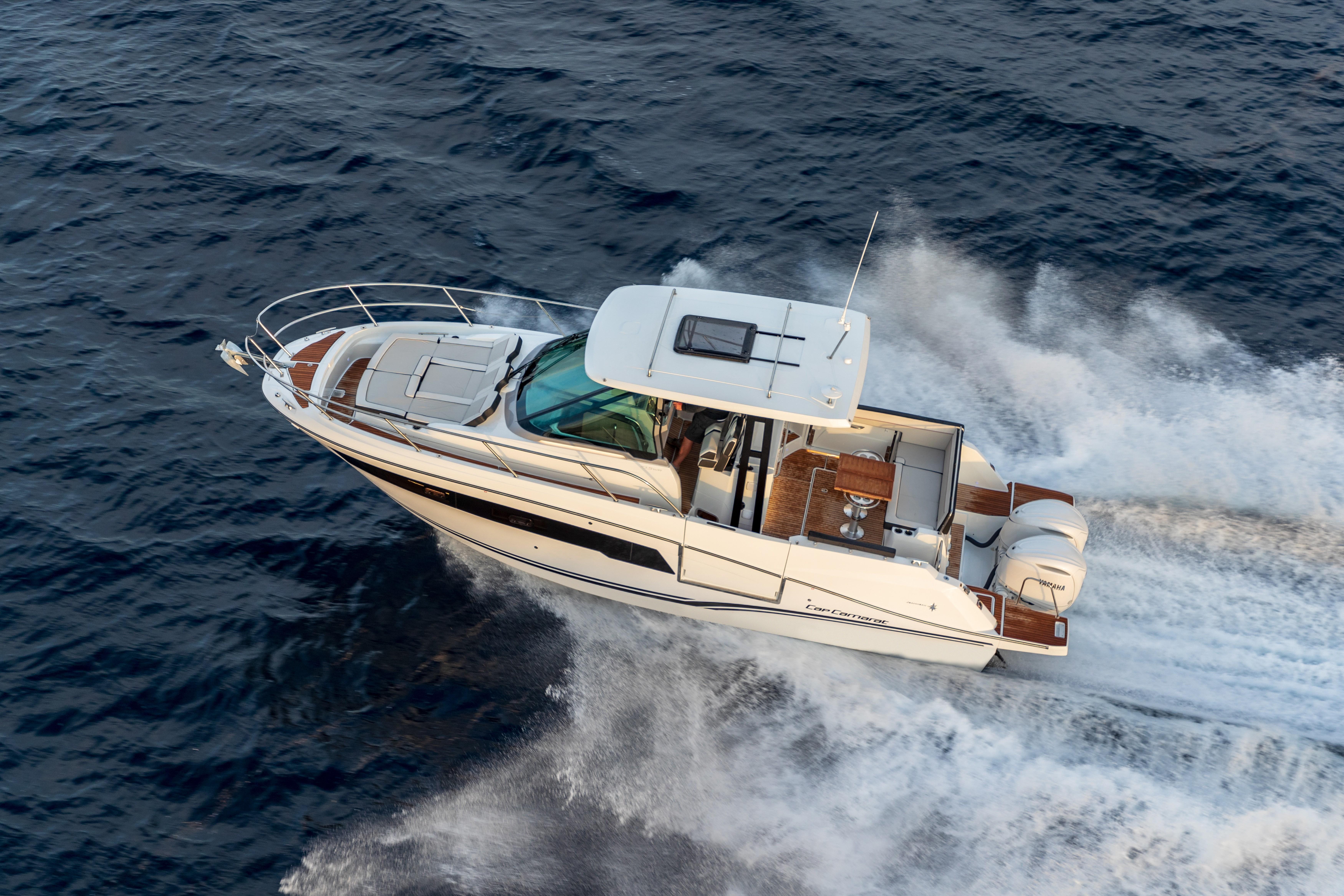 Jeanneau Leader 10.5 WA 2026 Jeanneau Leader 10.5 WA cruising on open water, showcasing sleek design and powerful performance.