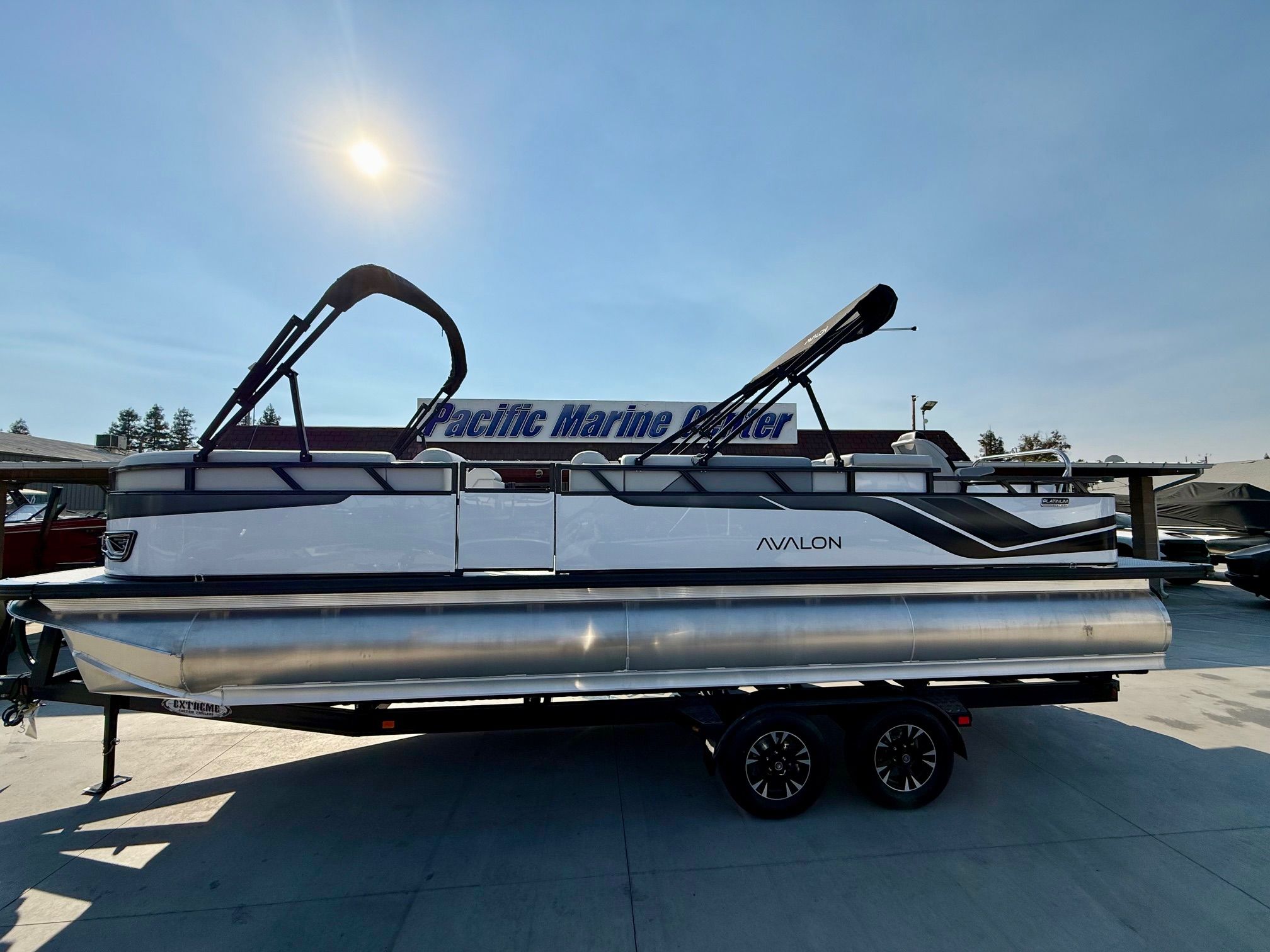 Avalon 25' Venture Rear Fish w/ 200HP Mercury! 2025 Avalon 25' Venture Rear Fish boat with 200HP Mercury engine, displayed outdoors.