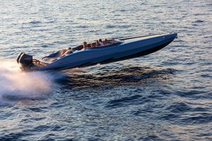Canados Gladiator 411 Carbon Serie 2021 Canados Gladiator 411 Carbon speedboat cruising on open water at sunset.