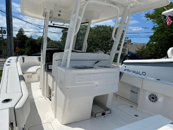 Robalo R270 2023 Robalo R270 boat interior with seating and console, showcasing sleek design and functionality.