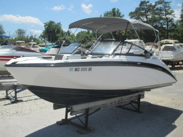 Yamaha Boats 210 SX Port Bow