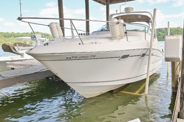 Four Winns 298 Vista 2002 Four Winns 298 Vista boat docked in a marina.