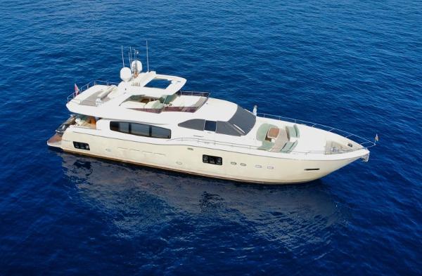 2011 Ferretti Yachts Altura 840