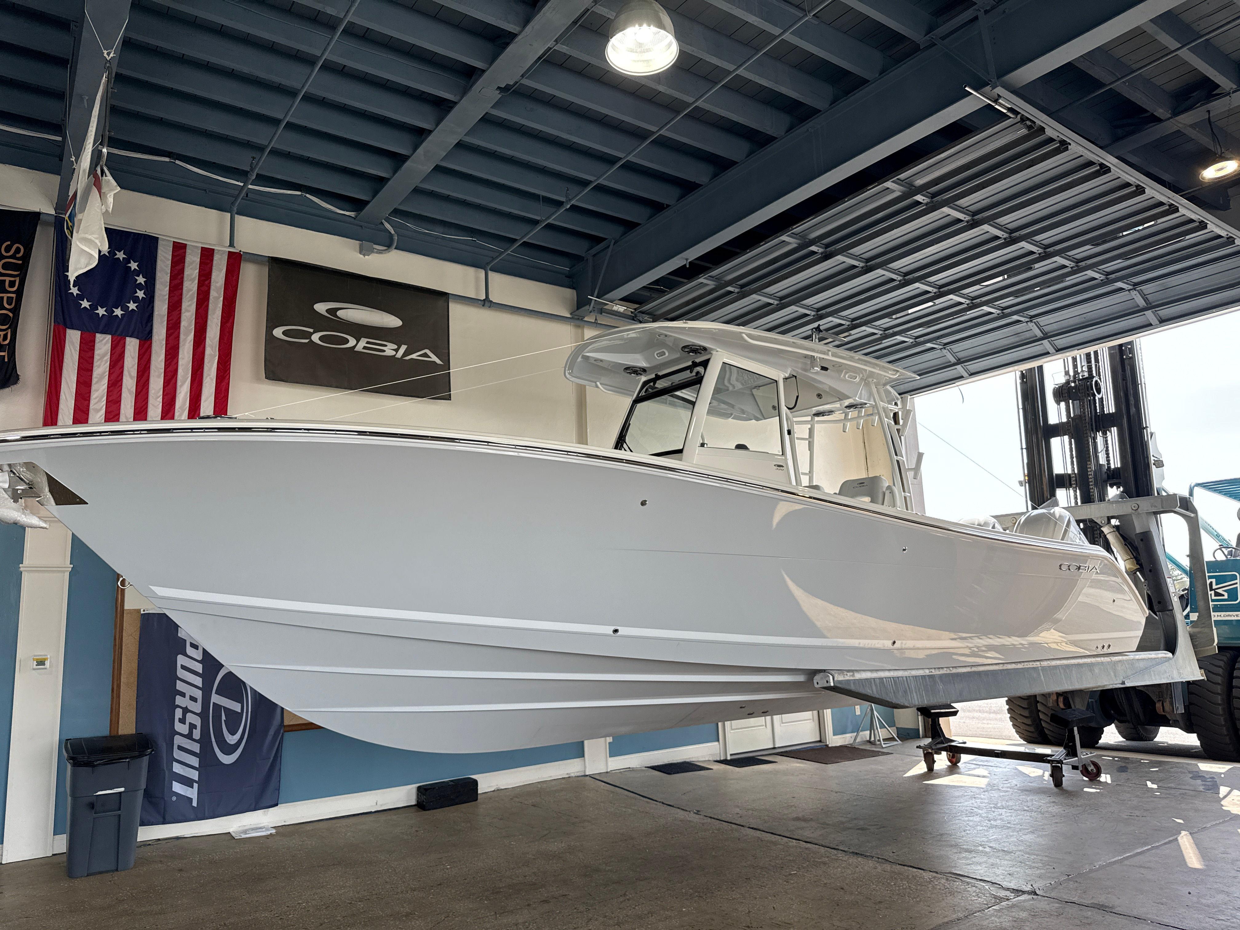 2025 Cobia 320 CC
