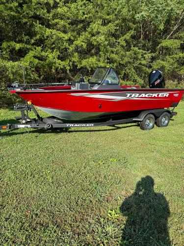 Tracker Targa V-19 Combo 2025 Tracker Targa V-19 Combo boat on trailer, parked on grass.