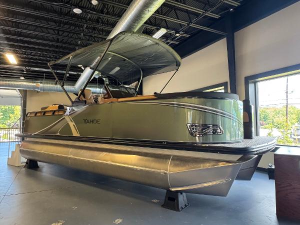 Tahoe Pontoon LTZ Elite Windshield 2025 Tahoe Pontoon LTZ Elite Windshield in showroom, featuring sleek design and modern amenities.