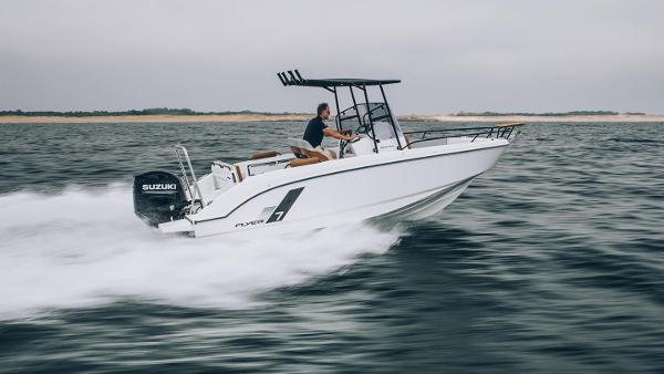 Beneteau Flyer 7 SPACEdeck 2023 Beneteau Flyer 7 SPACEdeck speeding on open water, showcasing sleek design and performance.
