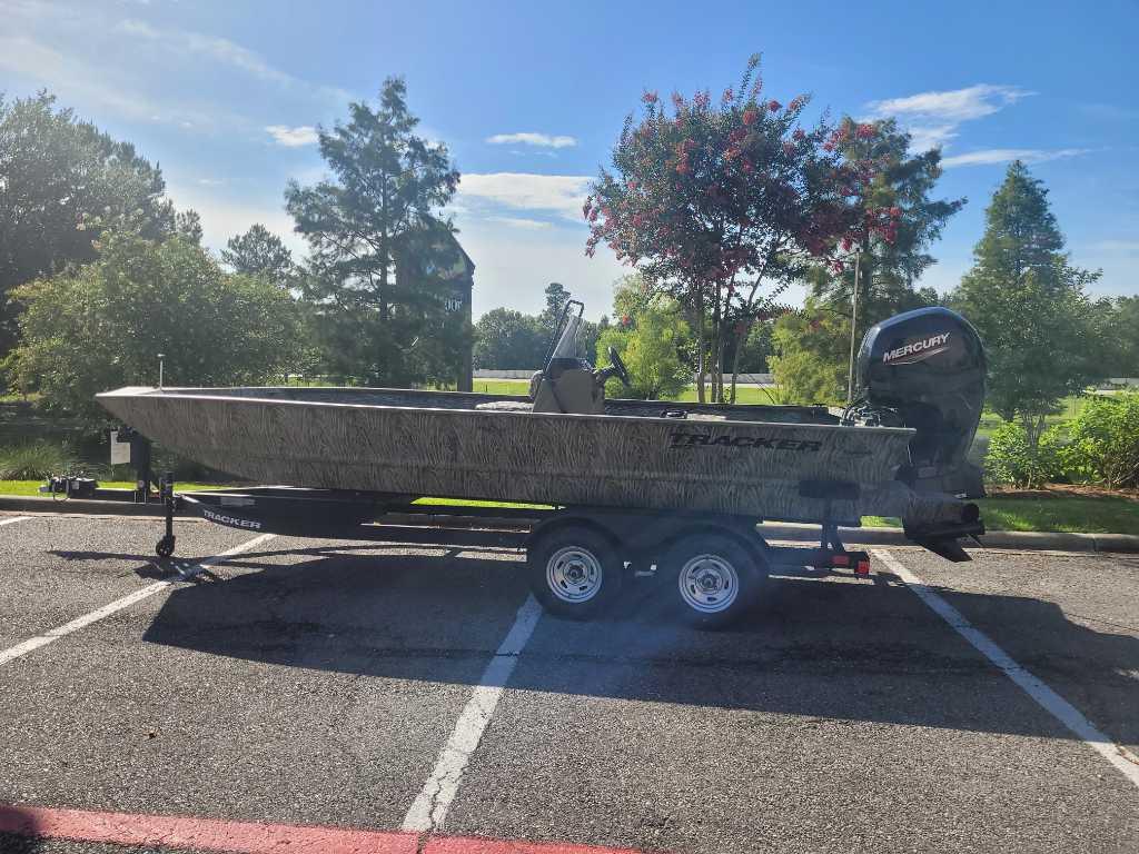 Tracker Grizzly 2072 CC 2025 Tracker Grizzly 2072 CC boat on trailer in sunny parking lot.