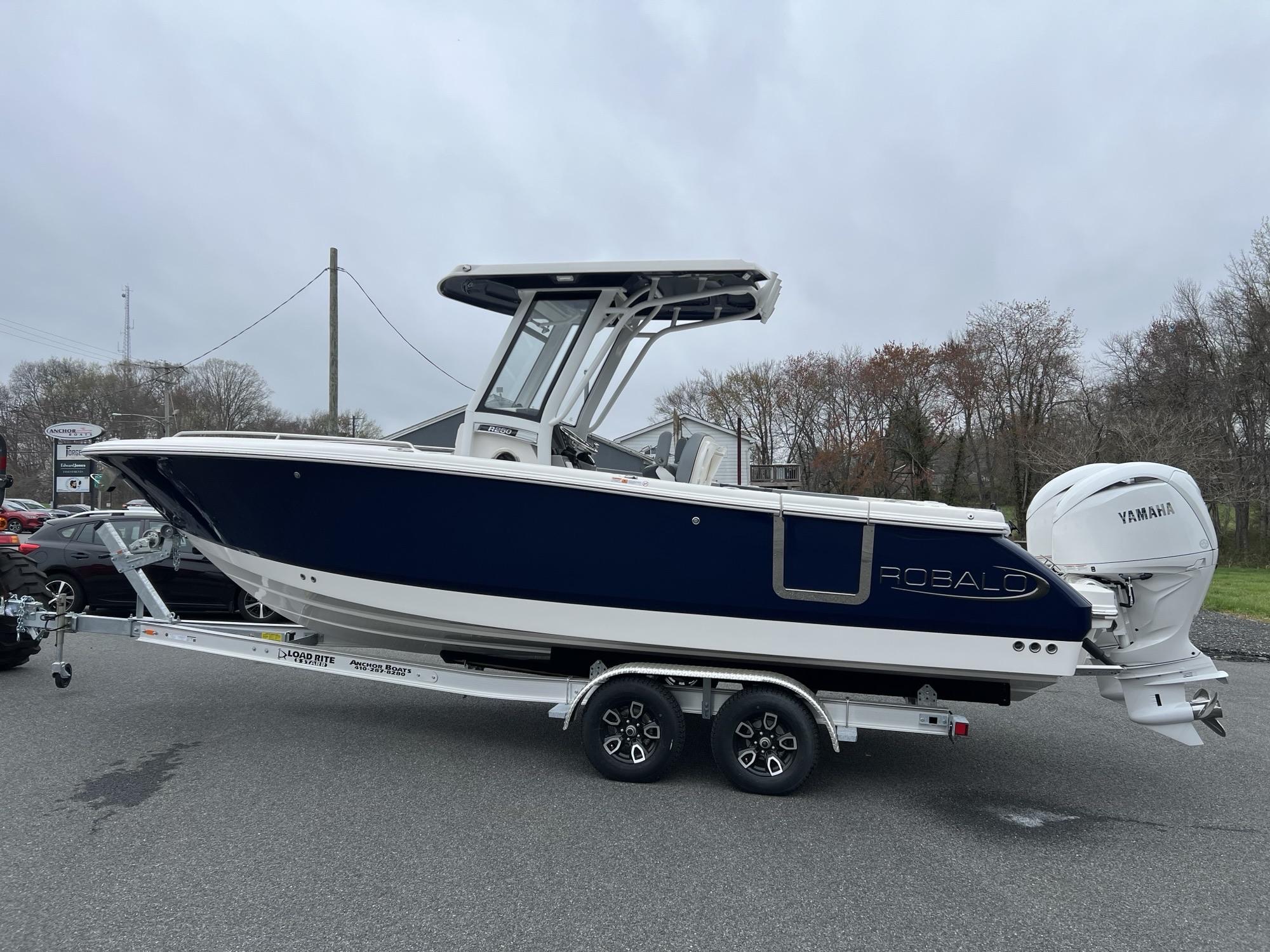 Robalo Center Console R250
